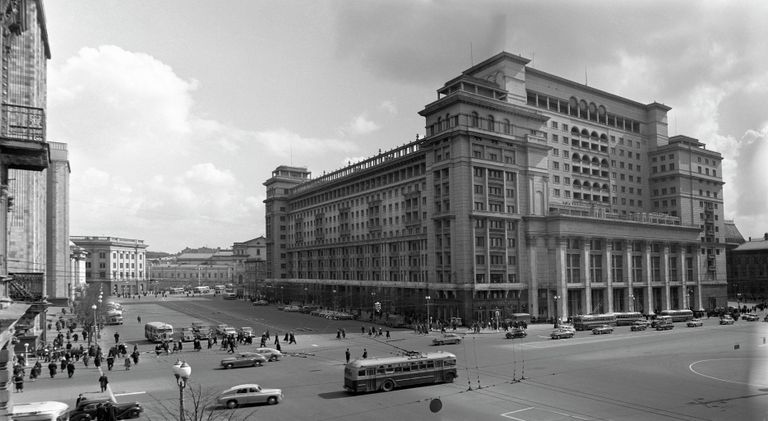 Вид на гостиницу Москва на улице Охотный Ряд в Москве, 1955 год Вид на гостиницу Москва на улице Охотный Ряд в Москве, 1955 год