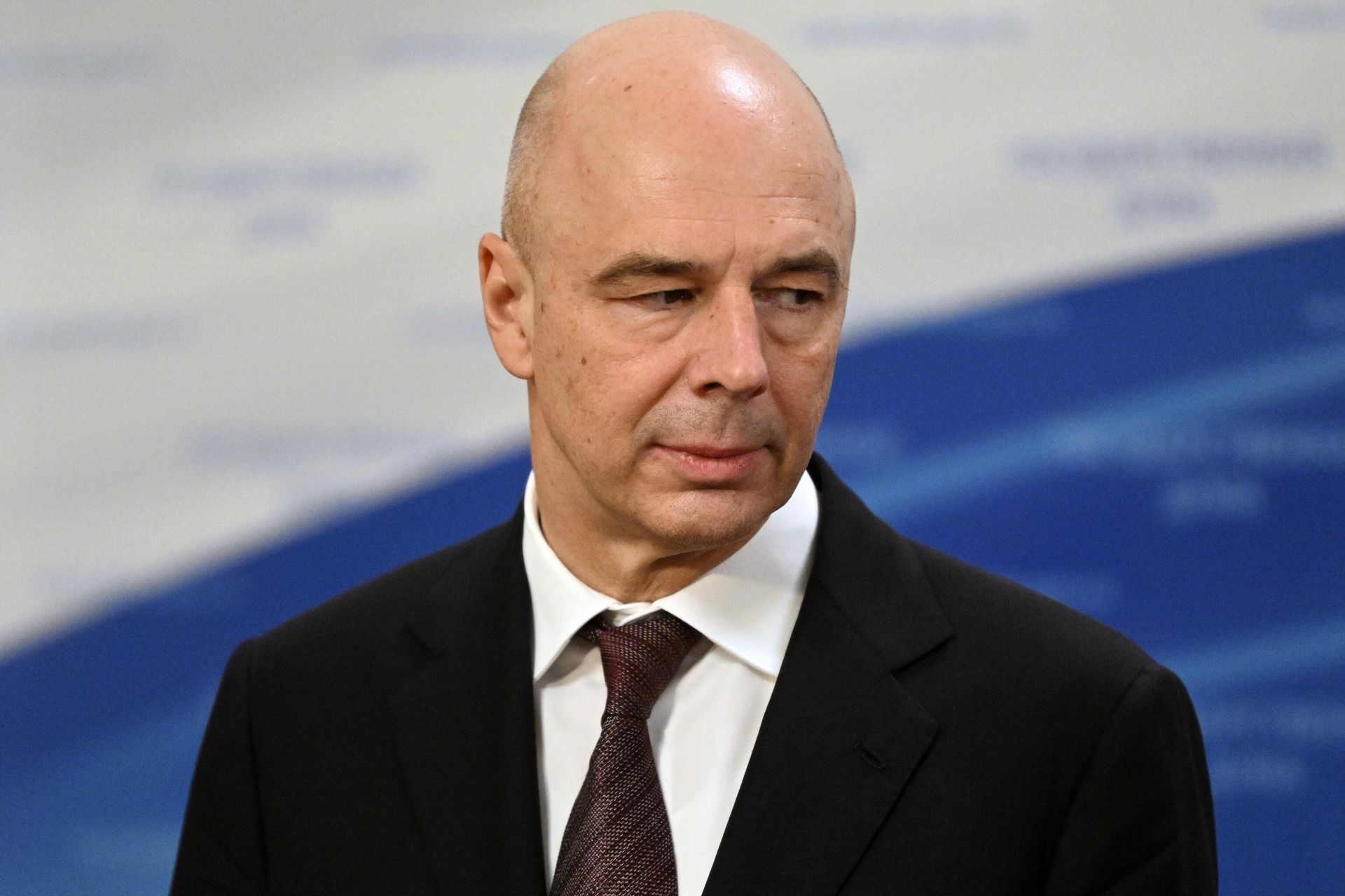 Министр финансов РФ Антон Силуанов выступает перед журналистами после заседания Комитета по бюджету и налогам в Государственной думе РФ Министр финансов РФ Антон Силуанов выступает перед журналистами после заседания Комитета по бюджету и налогам в Государственной думе РФ - РИА Новости, 1920, 08.08.2023