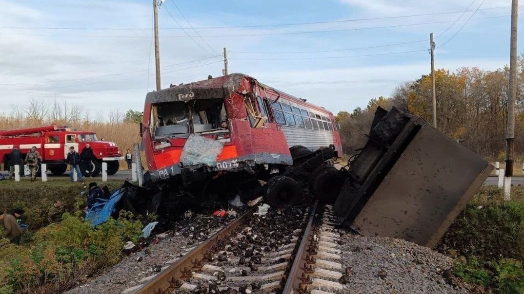 На месте столкновения поезда и КАМАЗа в Сампурском районе Тамбовской области На месте столкновения поезда и КАМАЗа в Сампурском районе Тамбовской области - РИА Новости, 1920, 17.10.2022