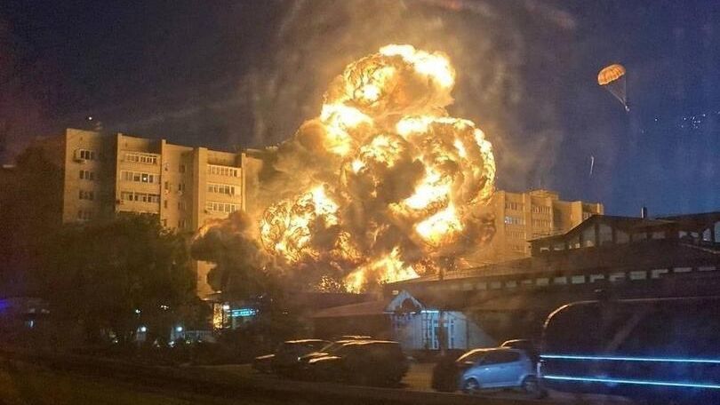 Самолет упал во дворе на Коммунистической улице Ейска Самолет упал во дворе на Коммунистической улице Ейска - РИА Новости, 1920, 17.10.2022