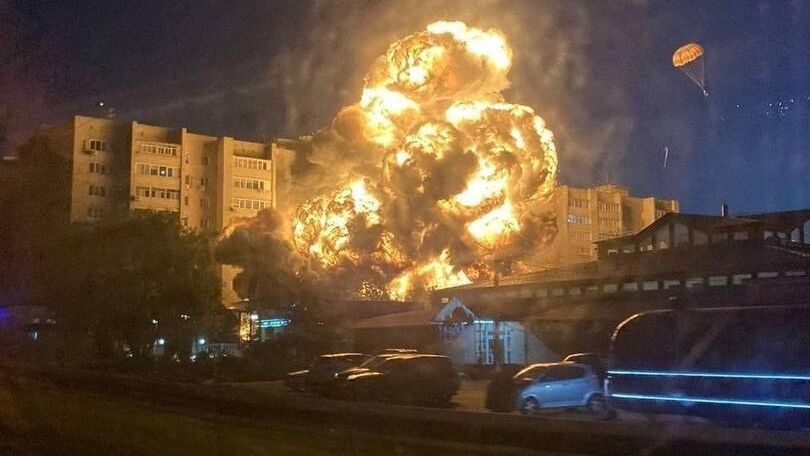 Самолет упал во дворе на Коммунистической улице Ейска Самолет упал во дворе на Коммунистической улице Ейска - РИА Новости, 1920, 17.10.2022