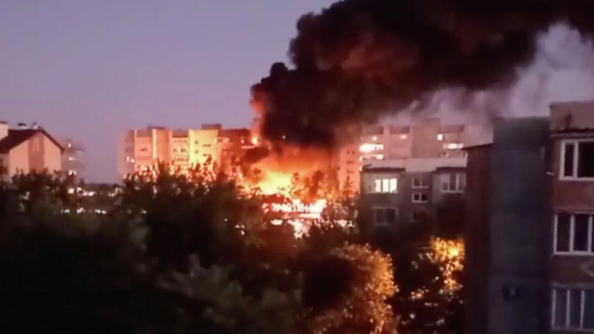 Пожар на месте падения Су-34 в Ейске. Кадр из видео очевидца Пожар на месте падения Су-34 в Ейске. Кадр из видео очевидца - РИА Новости, 1920, 17.10.2022