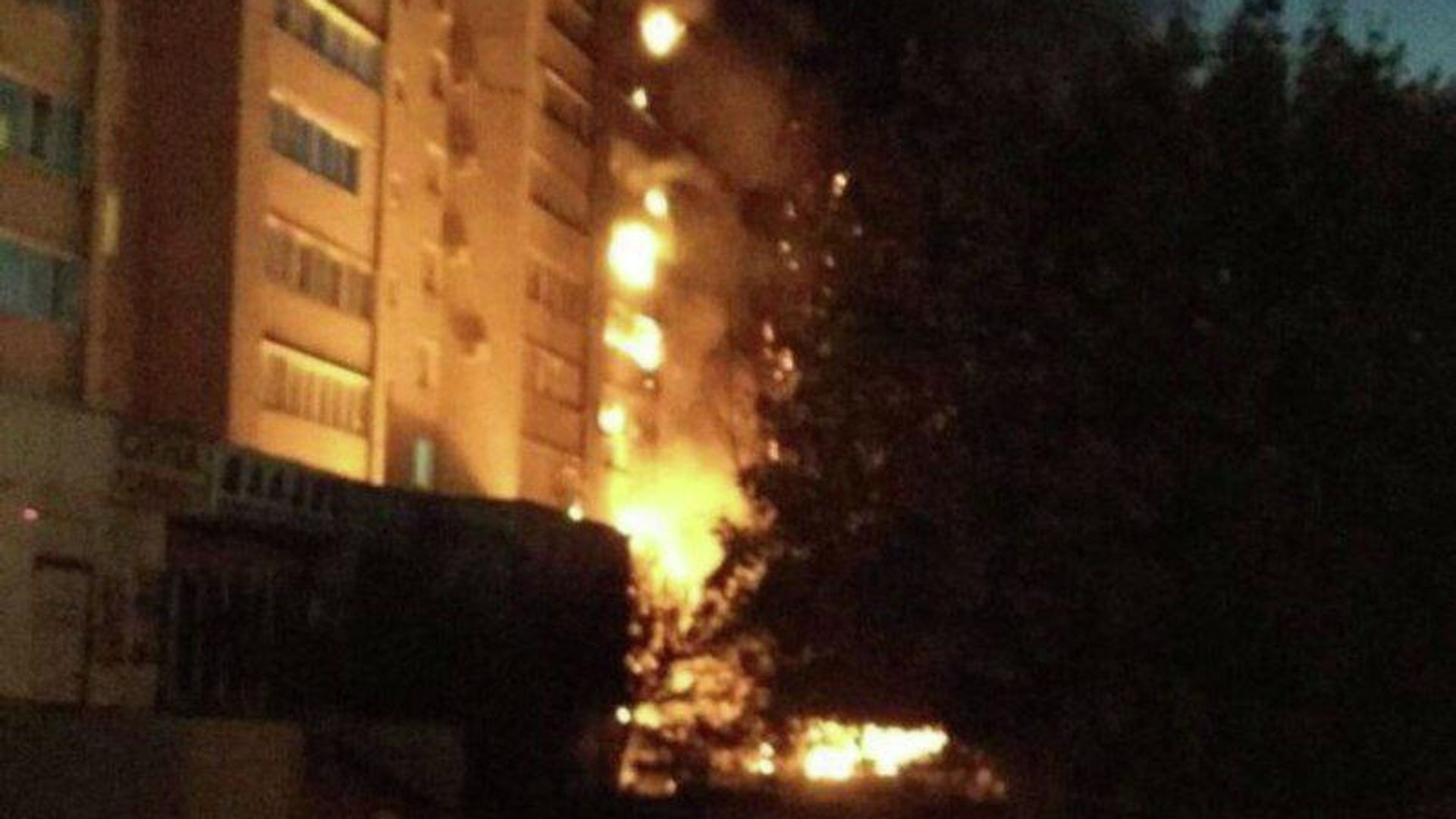 Пожар на месте падения Су-34 в Ейске. Кадр из видео очевидца Пожар на месте падения Су-34 в Ейске. Кадр из видео очевидца - РИА Новости, 1920, 17.10.2022