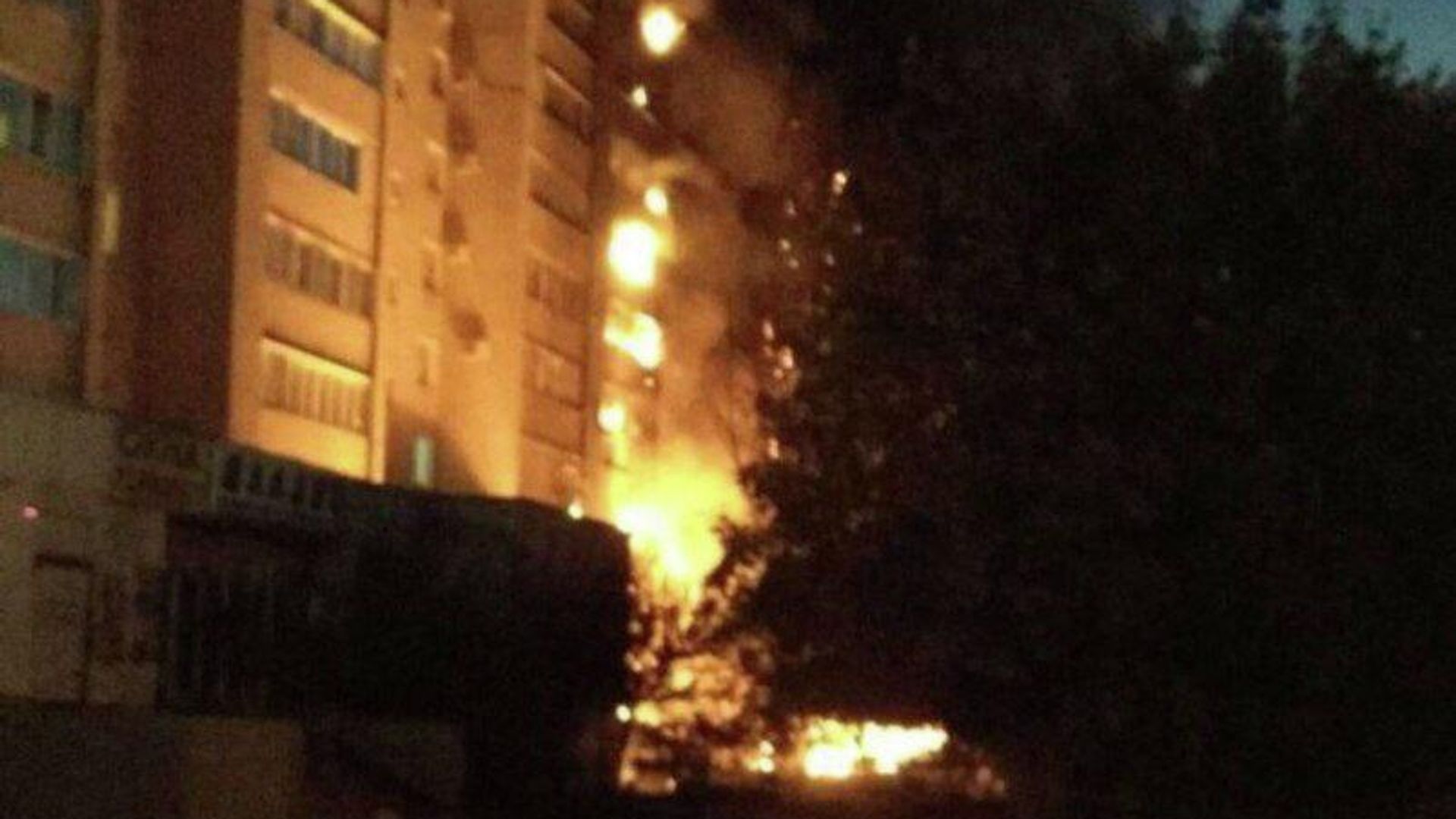 Пожар на месте падения Су-34 в Ейске. Кадр из видео очевидца Пожар на месте падения Су-34 в Ейске. Кадр из видео очевидца - РИА Новости, 1920, 17.10.2022