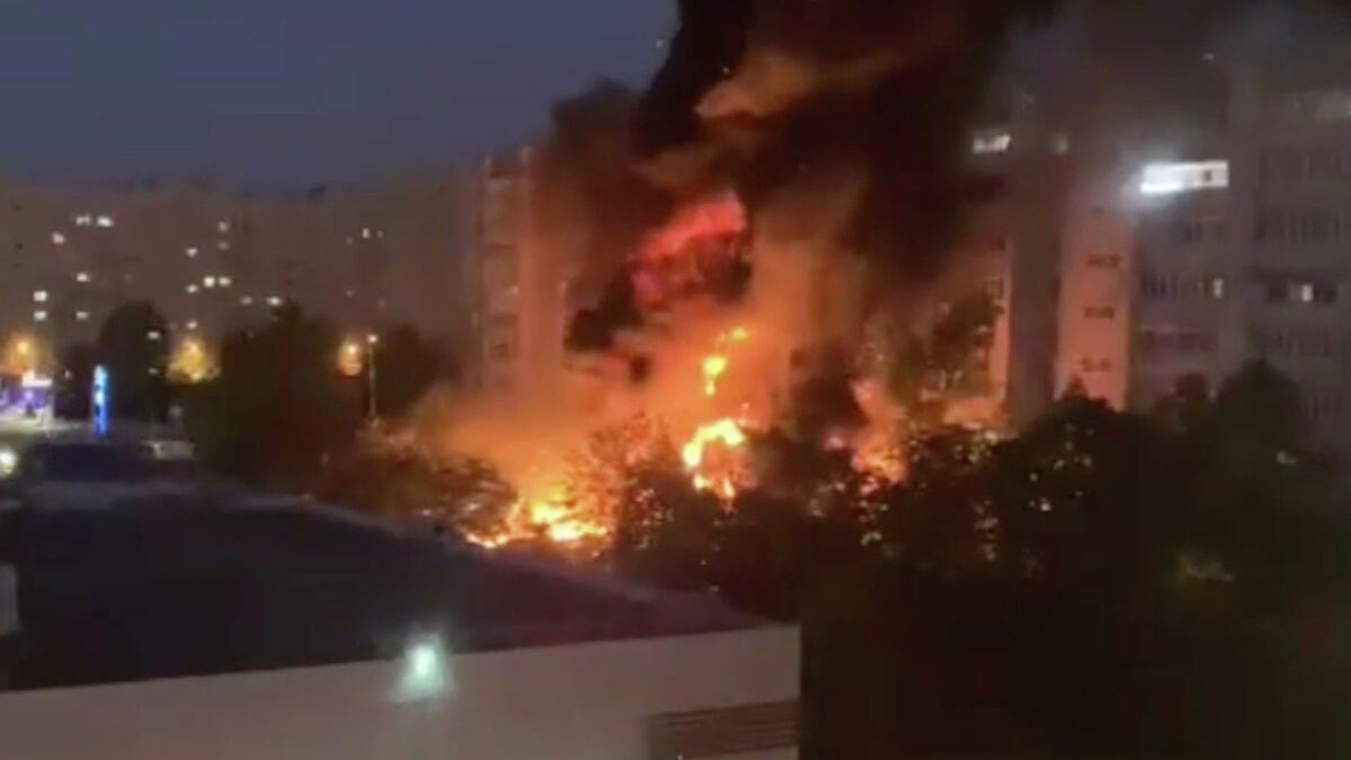 Пожар на месте падения Су-34 в Ейске. Кадр из видео очевидца Пожар на месте падения Су-34 в Ейске. Кадр из видео очевидца - РИА Новости, 1920, 17.10.2022