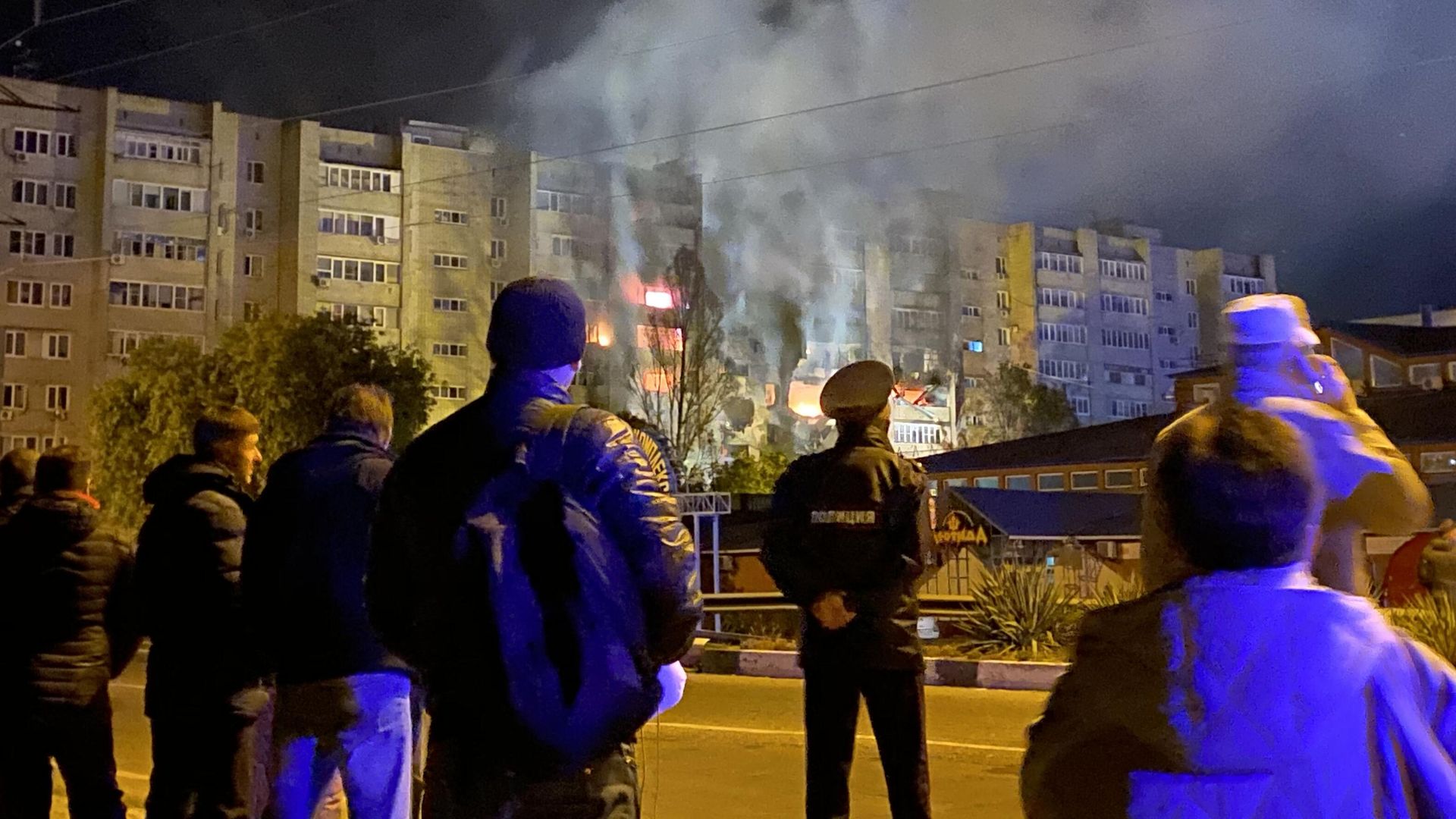 Очевидцы наблюдают за пожаром в жилом доме после падения сверхзвукового истребителя-бомбардировщика Су-34 в Ейске Очевидцы наблюдают за пожаром в жилом доме после падения сверхзвукового истребителя-бомбардировщика Су-34 в Ейске - РИА Новости, 1920, 18.10.2022