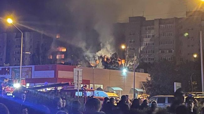 Сотрудники МЧС тушат пожар в жилом доме после падения сверхзвукового истребителя-бомбардировщика Су-34 в Ейске