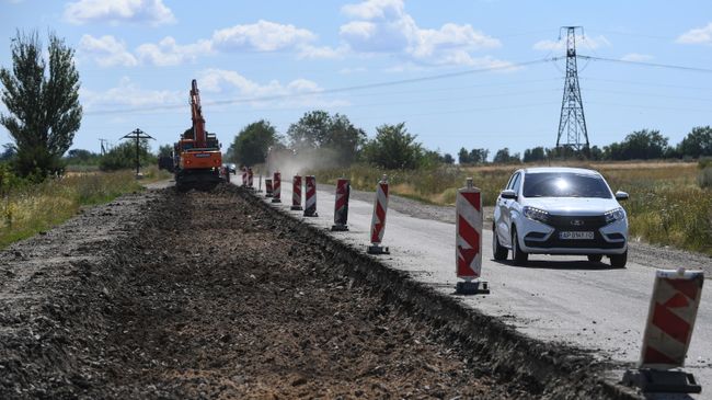 Легковой автомобиль на ремонтируемом участке автомобильной дороги Мелитополь - Бердянск