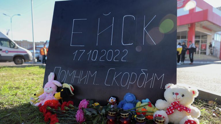 Стихийный мемориал у многоэтажного дома, повреждённого в результате крушения истребителя-бомбардировщика Су-34 в Ейске Стихийный мемориал у многоэтажного дома, повреждённого в результате крушения истребителя-бомбардировщика Су-34 в Ейске