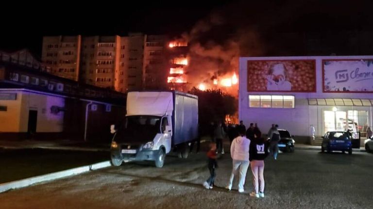 Пожар в жилом доме после падения сверхзвукового истребителя-бомбардировщика Су-34 в Ейске Пожар в жилом доме после падения сверхзвукового истребителя-бомбардировщика Су-34 в Ейске