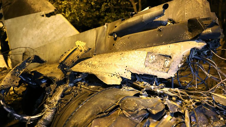Фрагмент сверхзвукового истребителя-бомбардировщика Су-34, упавшего на жилой дом в Ейске Фрагмент сверхзвукового истребителя-бомбардировщика Су-34, упавшего на жилой дом в Ейске