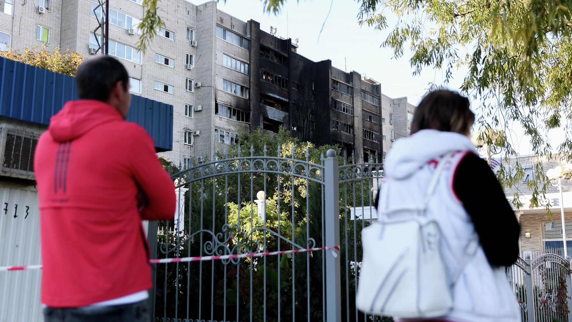 Люди у многоэтажного дома, повреждённого в результате крушения сверхзвукового истребителя-бомбардировщика Су-34 в Ейске Люди у многоэтажного дома, повреждённого в результате крушения сверхзвукового истребителя-бомбардировщика Су-34 в Ейске - РИА Новости, 1920, 18.10.2022