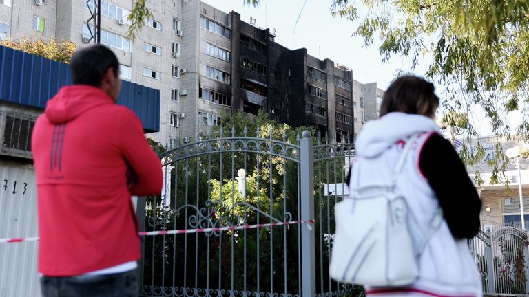 Люди у многоэтажного дома, повреждённого в результате крушения сверхзвукового истребителя-бомбардировщика Су-34 в Ейске Люди у многоэтажного дома, повреждённого в результате крушения сверхзвукового истребителя-бомбардировщика Су-34 в Ейске