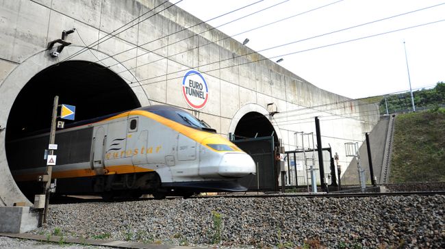 Скоростной поезд Eurostar в Евротоннеле через Ла-Манш
