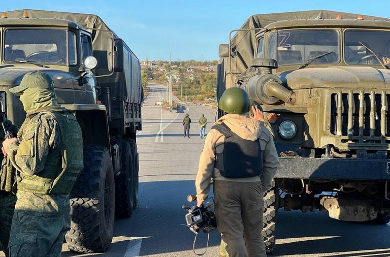 Представители российской стороны во время обмена пленными Представители российской стороны во время обмена пленными