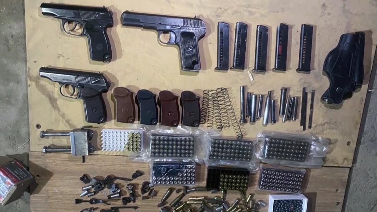 Огнестрельное оружие и боеприпасы, изъятые в ходе действий по пресечению преступной деятельности лиц, причастных к восстановлению боевых свойств гражданских образцов оружия и их сбыту - РИА Новости, 1920, 18.10.2022