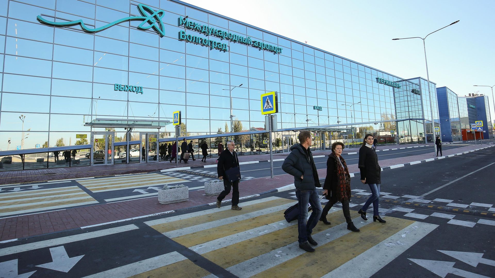 Люди у здания терминала C2 в международном аэропорту Волгограда Люди у здания терминала C2 в международном аэропорту Волгограда - РИА Новости, 1920, 29.04.2025
