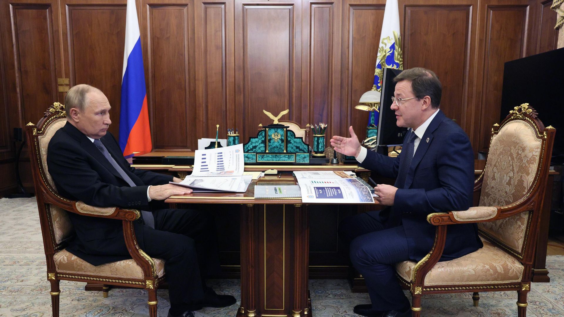 Президент РФ Владимир Путин и губернатор Самарской области Дмитрий Азаров во время встречи Президент РФ Владимир Путин и губернатор Самарской области Дмитрий Азаров во время встречи - РИА Новости, 1920, 18.10.2022