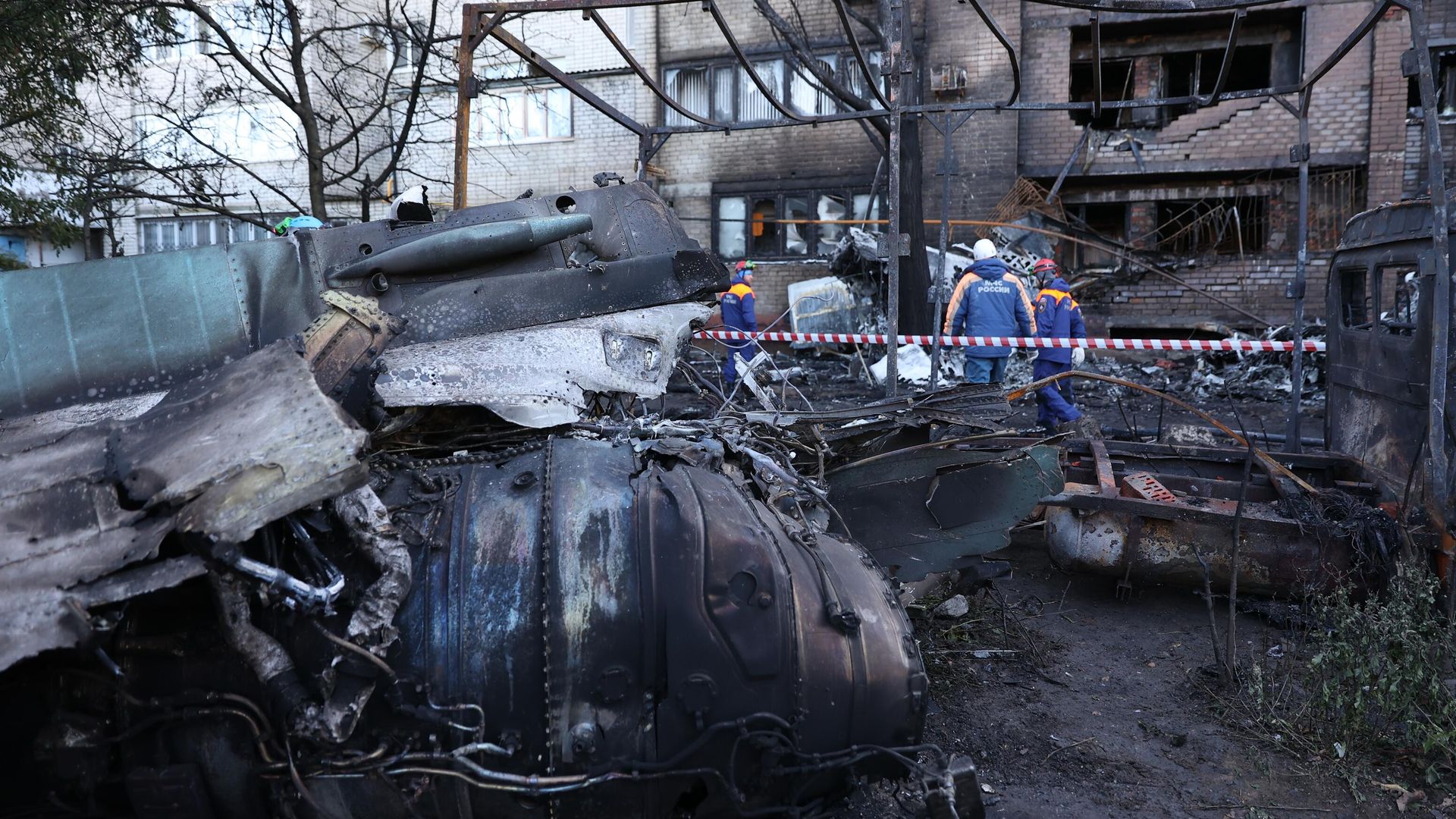 Обломки сверхзвукового истребителя-бомбардировщика Су-34 у многоэтажного дома в Ейске Обломки сверхзвукового истребителя-бомбардировщика Су-34 у многоэтажного дома в Ейске - РИА Новости, 1920, 18.10.2022
