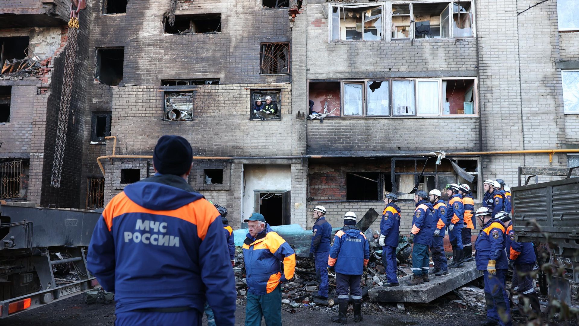Сотрудники МЧС России у многоэтажного дома, поврежденного в результате крушения сверхзвукового истребителя-бомбардировщика Су-34 в Ейске Сотрудники МЧС России у многоэтажного дома, поврежденного в результате крушения сверхзвукового истребителя-бомбардировщика Су-34 в Ейске - РИА Новости, 1920, 18.10.2022