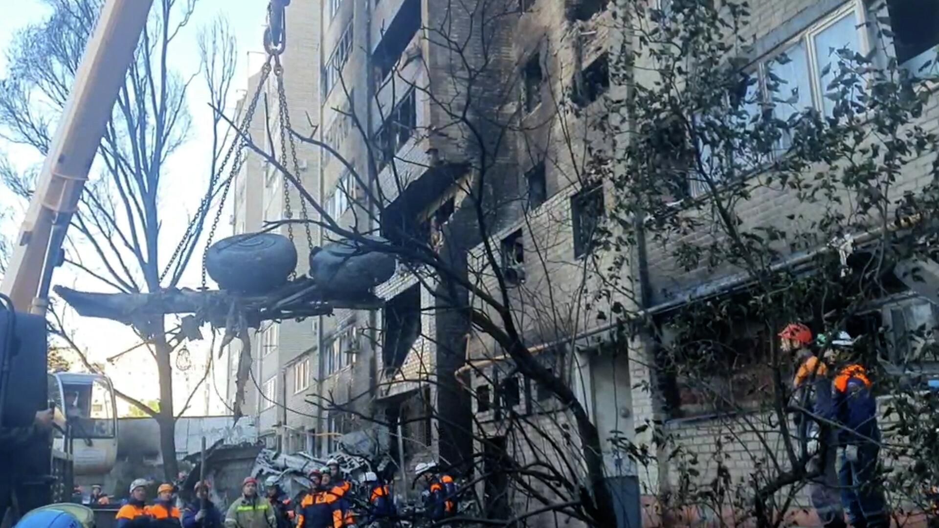 Эвакуация обломков истребителя-бомбардировщика Су-34, упавшего в Ейске Эвакуация обломков истребителя-бомбардировщика Су-34, упавшего в Ейске - РИА Новости, 1920, 18.10.2022