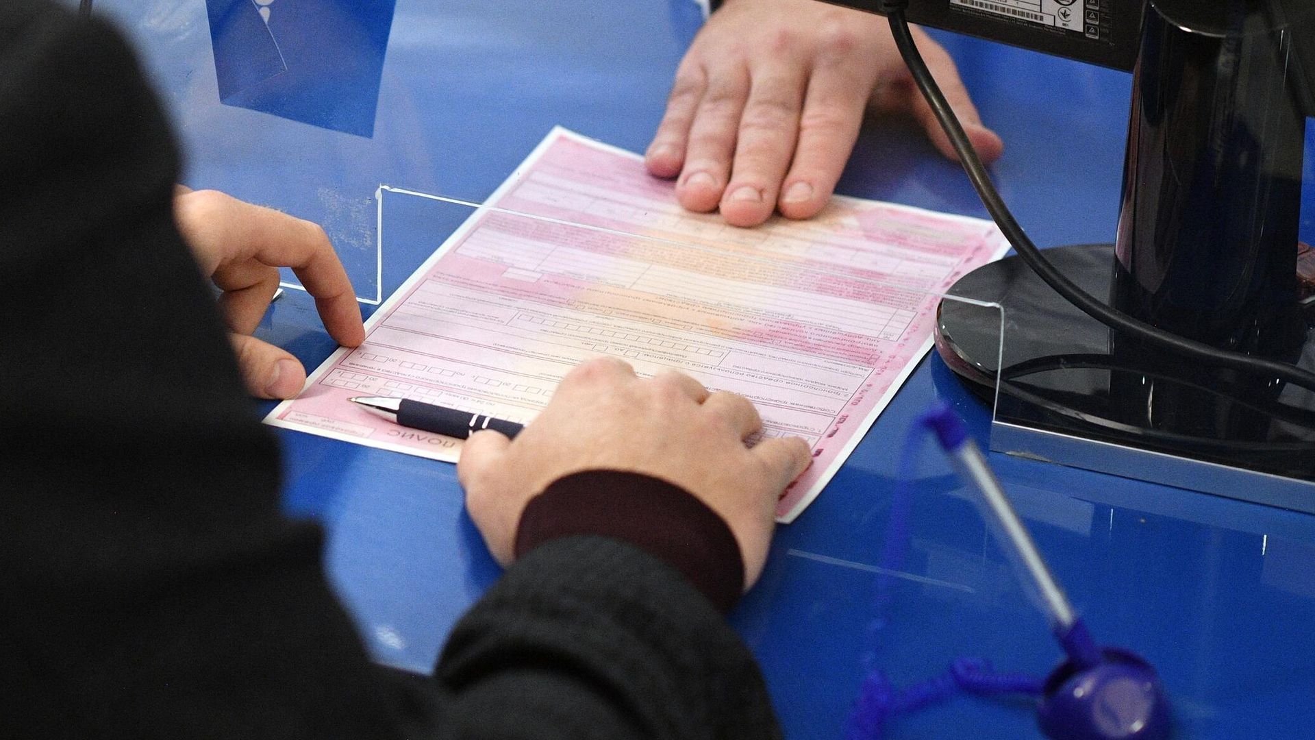 Автовладелец оформляет страховой полис ОСАГО Автовладелец оформляет страховой полис ОСАГО - РИА Новости, 1920, 13.05.2024