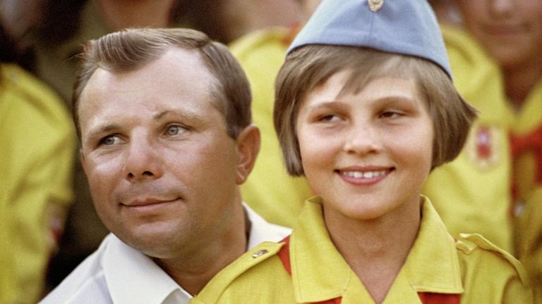 Летчик-космонавт СССР Юрий Гагарин среди пионеров Всесоюзного пионерского лагеря Артек имени В.И. Ленина Летчик-космонавт СССР Юрий Гагарин среди пионеров Всесоюзного пионерского лагеря Артек имени В.И. Ленина