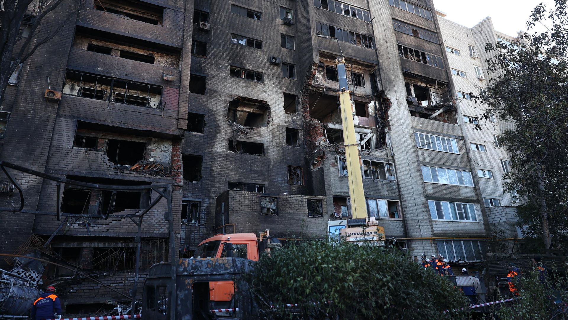 Сотрудники МЧС РФ у многоэтажного дома, повреждённого в результате крушения истребителя-бомбардировщика Су-34 в Ейске Сотрудники МЧС РФ у многоэтажного дома, повреждённого в результате крушения истребителя-бомбардировщика Су-34 в Ейске - РИА Новости, 1920, 20.10.2022