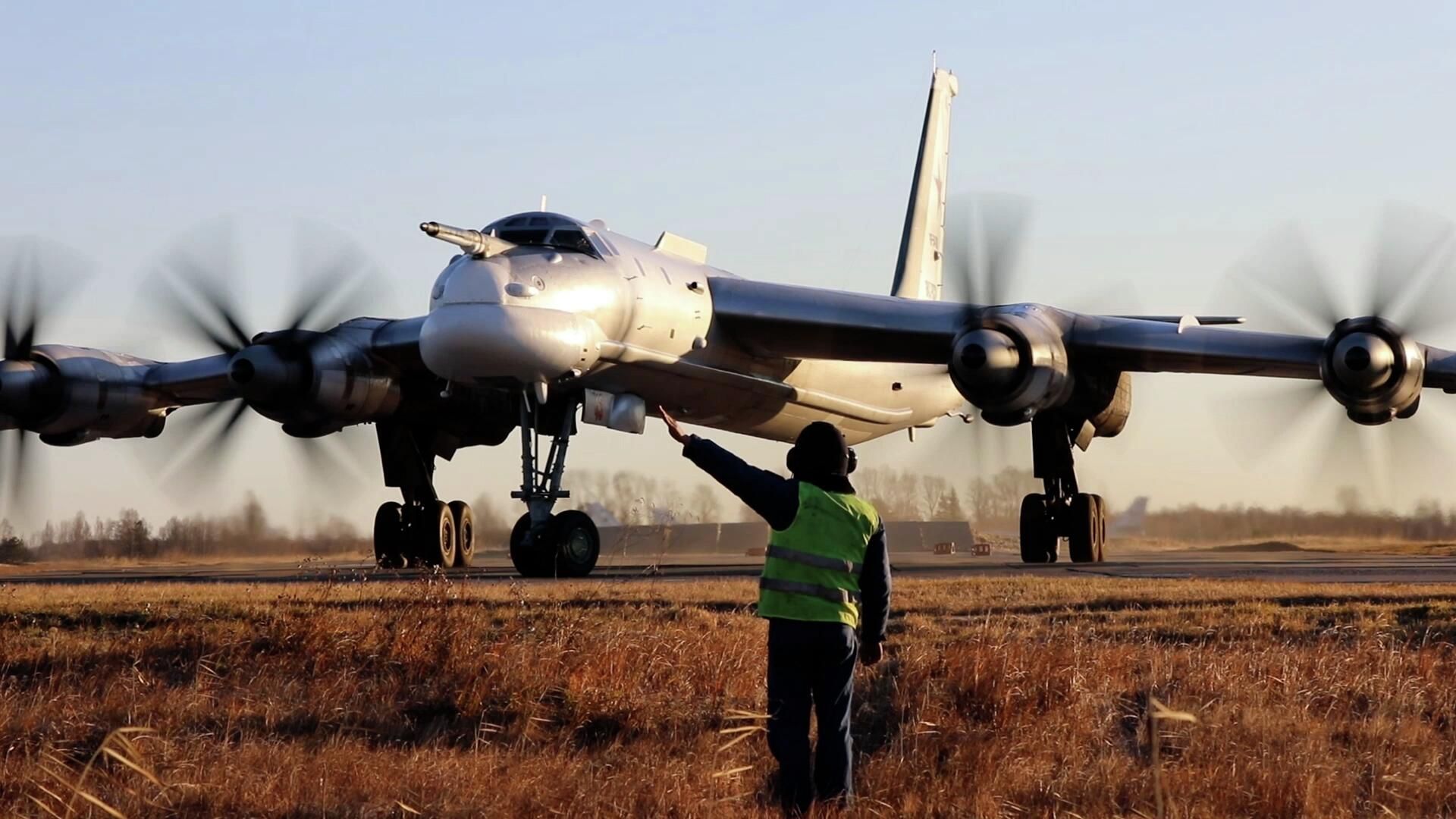 Плановый полет ракетоносцев Ту-95МС над нейтральными водами Тихого океана. Видео Минобороны РФ Плановый полет ракетоносцев Ту-95МС над нейтральными водами Тихого океана. Видео Минобороны РФ - РИА Новости, 1920, 18.10.2022