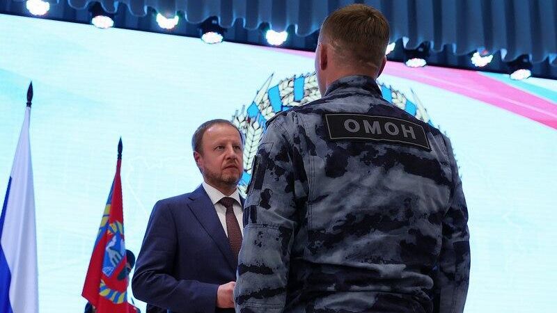 Губернатор Виктор Томенко вручил награды Алтайского края бойцам Росгвардии за успешное выполнение задач в зоне специальной военной операции Губернатор Виктор Томенко вручил награды Алтайского края бойцам Росгвардии за успешное выполнение задач в зоне специальной военной операции - РИА Новости, 1920, 19.10.2022