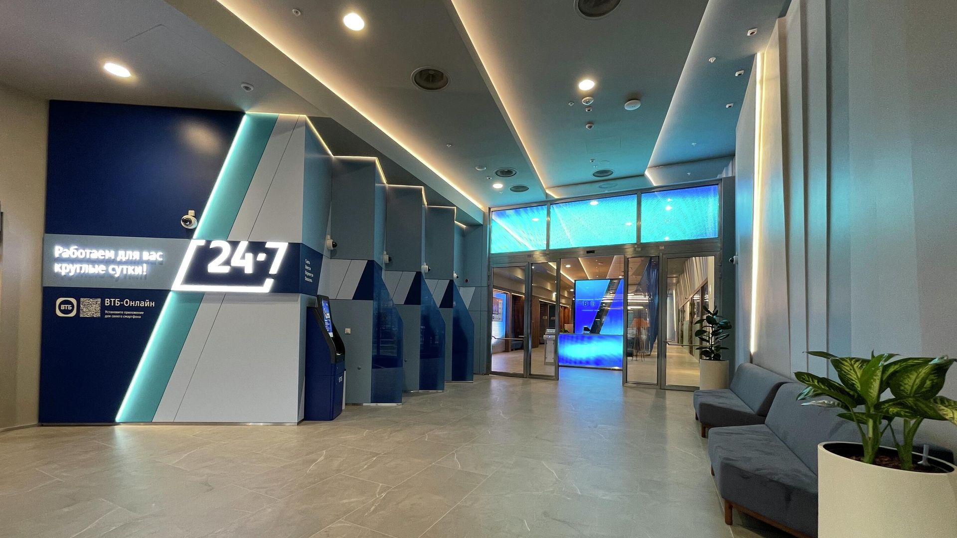 ВТБ открыл крупнейшее в Москве мультиформатное отделение ВТБ открыл крупнейшее в Москве мультиформатное отделение - РИА Новости, 1920, 19.10.2022