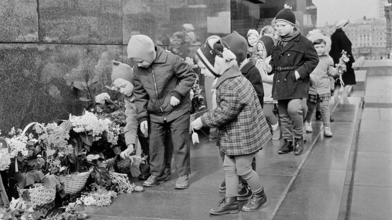 Юные москвичи принесли цветы к Мавзолею В.И.Ленина Юные москвичи принесли цветы к Мавзолею В.И.Ленина