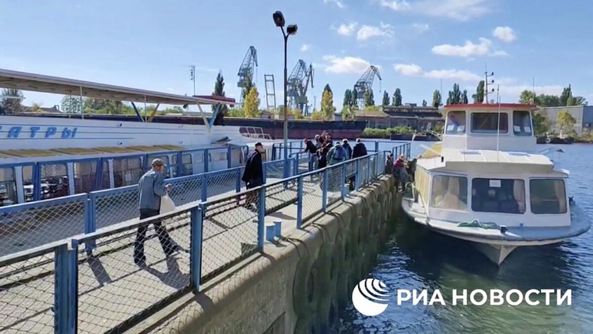 Жители Херсона во время перевозки на левый берег Днепра Жители Херсона во время перевозки на левый берег Днепра - РИА Новости, 1920, 11.11.2022