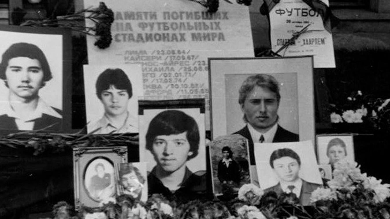 Фотографии погибших болельщиков Спартака на матче с Хаарлемом в 1982 году. Архивное фото Фотографии погибших болельщиков Спартака на матче с Хаарлемом в 1982 году. Архивное фото - РИА Новости, 1920, 20.10.2022
