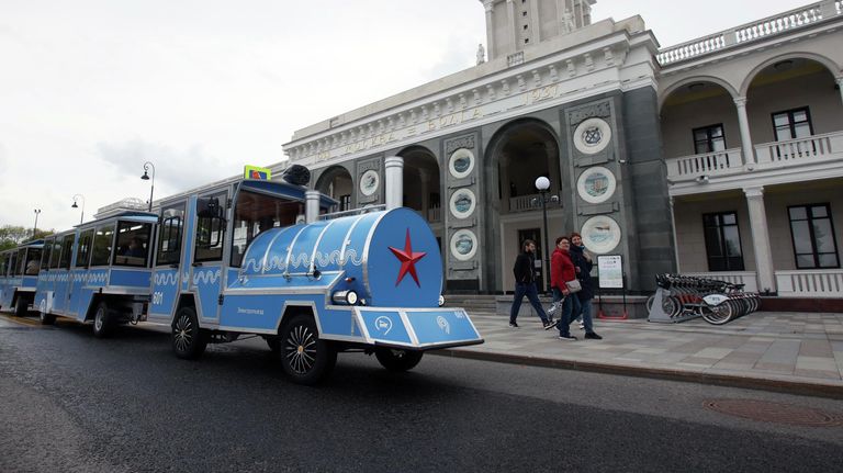 Детский паровозик в парке Северного речного вокзала в Москве Детский паровозик в парке Северного речного вокзала в Москве