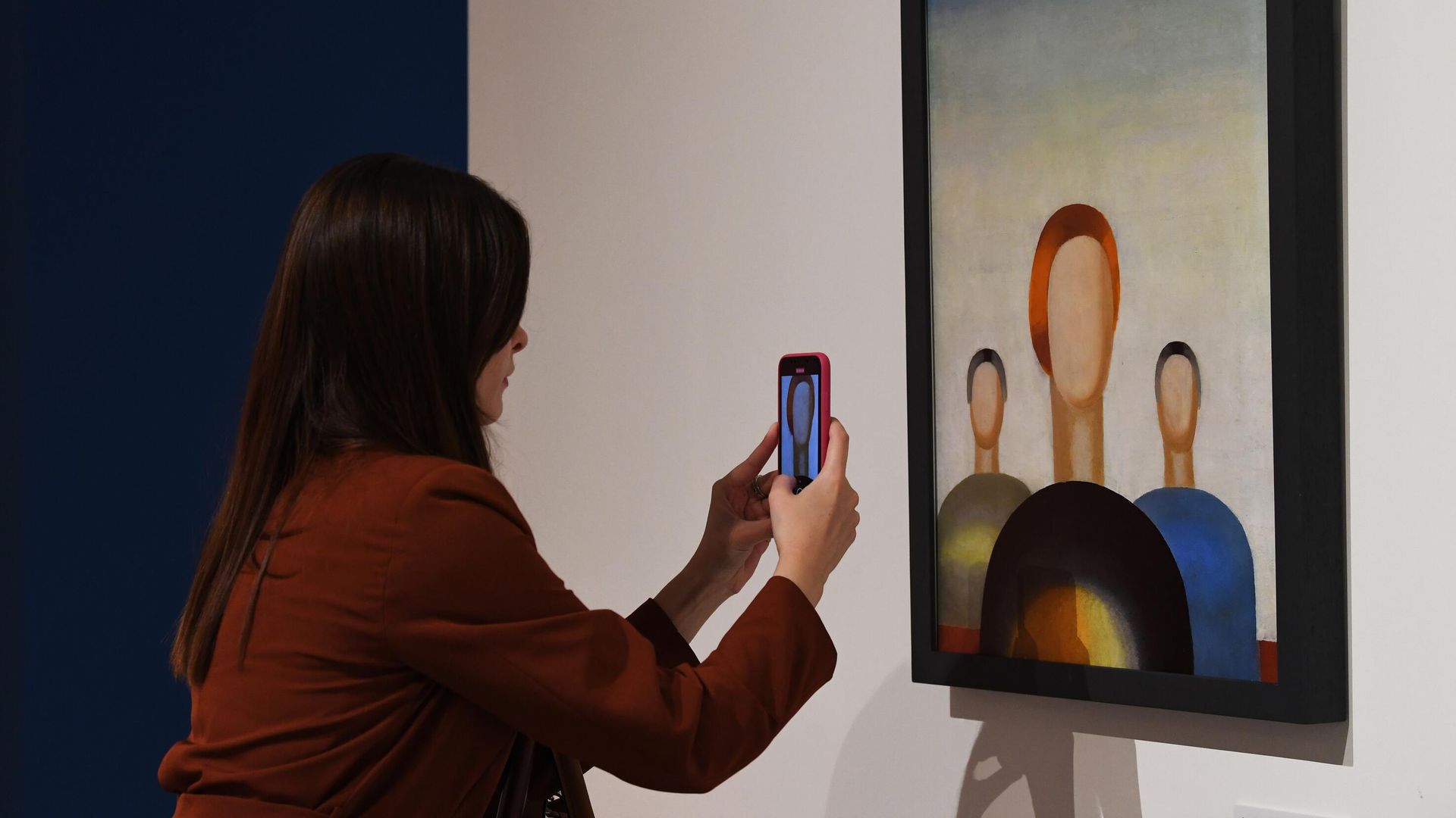 Посетительница фотографирует картину Анны Лепорской Три фигуры Посетительница фотографирует картину Анны Лепорской Три фигуры - РИА Новости, 1920, 21.10.2022