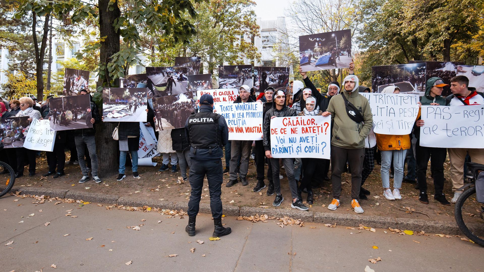 Участники акции протеста у здания парламента в Кишиневе Участники акции протеста у здания парламента в Кишиневе - РИА Новости, 1920, 21.10.2022