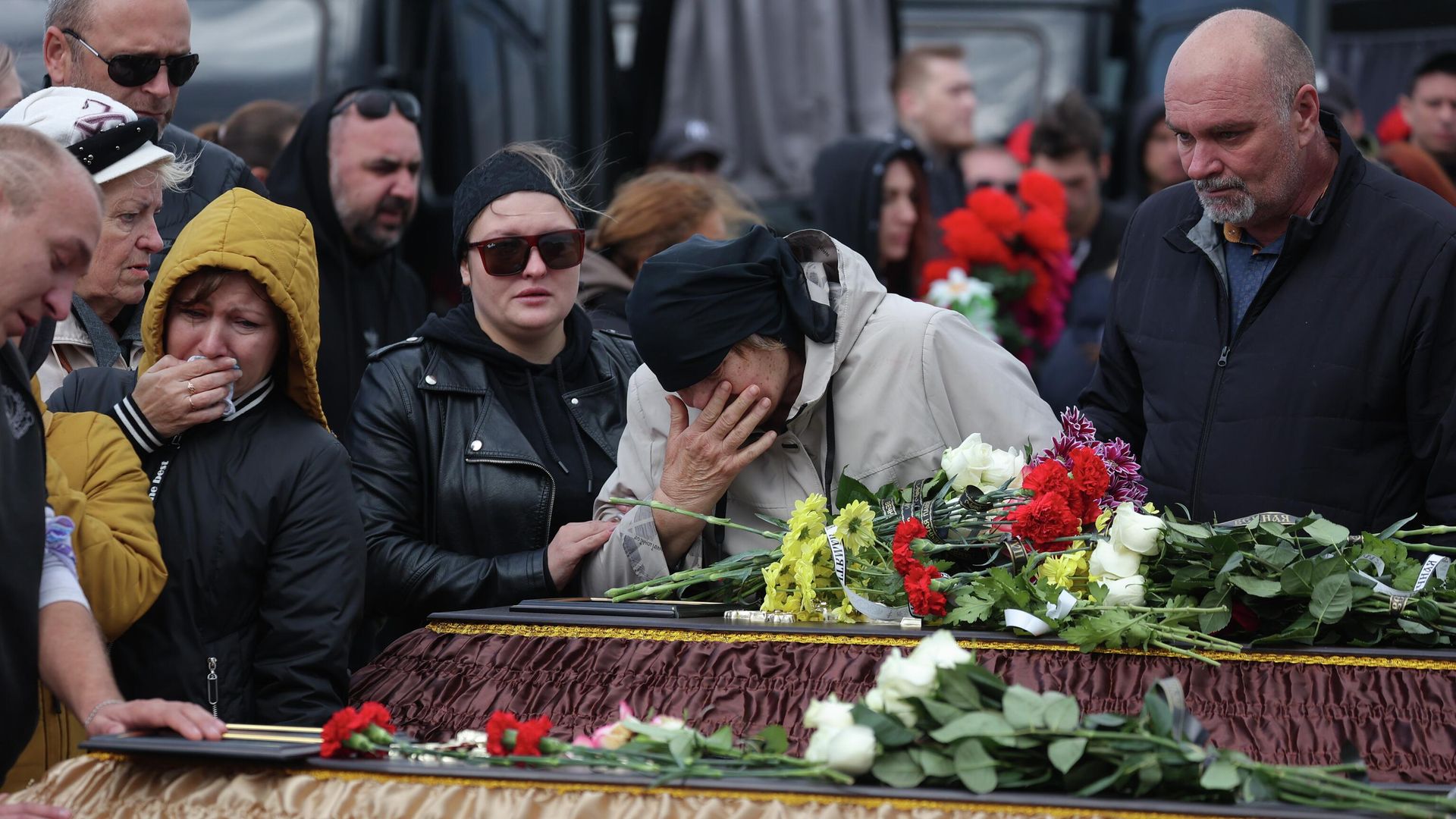 Горожане на похоронах погибших при крушении самолета на новом кладбище города Ейск Горожане на похоронах погибших при крушении самолета на новом кладбище города Ейск - РИА Новости, 1920, 21.10.2022
