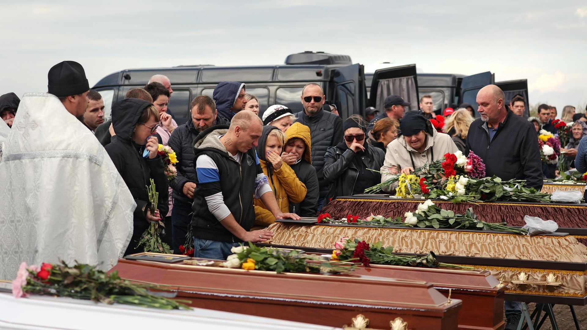 Горожане на похоронах погибших при крушении самолета на новом кладбище города Ейск Горожане на похоронах погибших при крушении самолета на новом кладбище города Ейск - РИА Новости, 1920, 20.10.2022