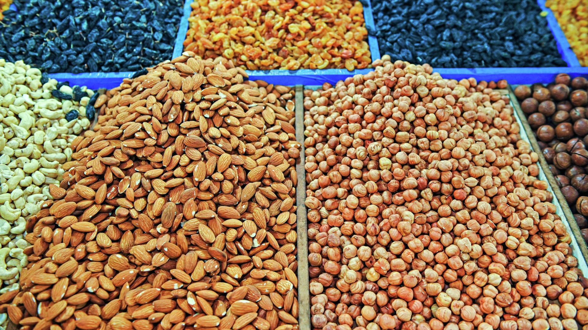 Орехи и сухофрукты на прилавке на продуктовом рынке Орехи и сухофрукты на прилавке на продуктовом рынке - РИА Новости, 1920, 19.02.2025