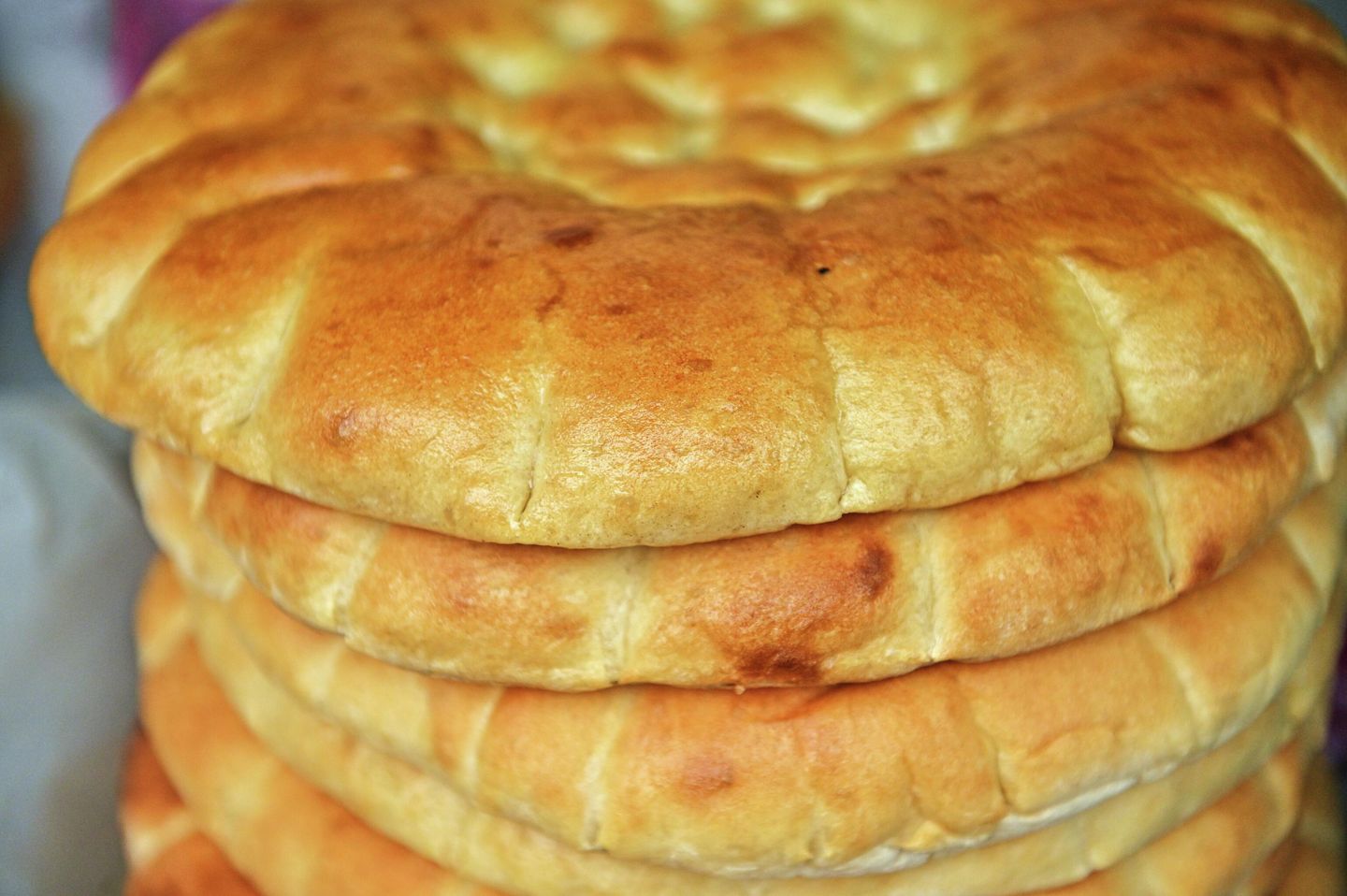 Лепешки на продуктовом рынке в Махачкале