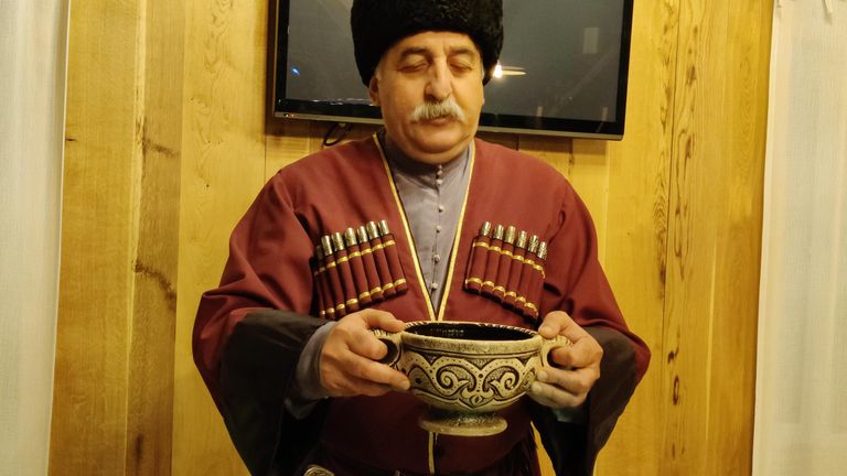 С этого ритуала начинается осетинское застолье. Мужчины передают друг другу чашу и говорят тосты