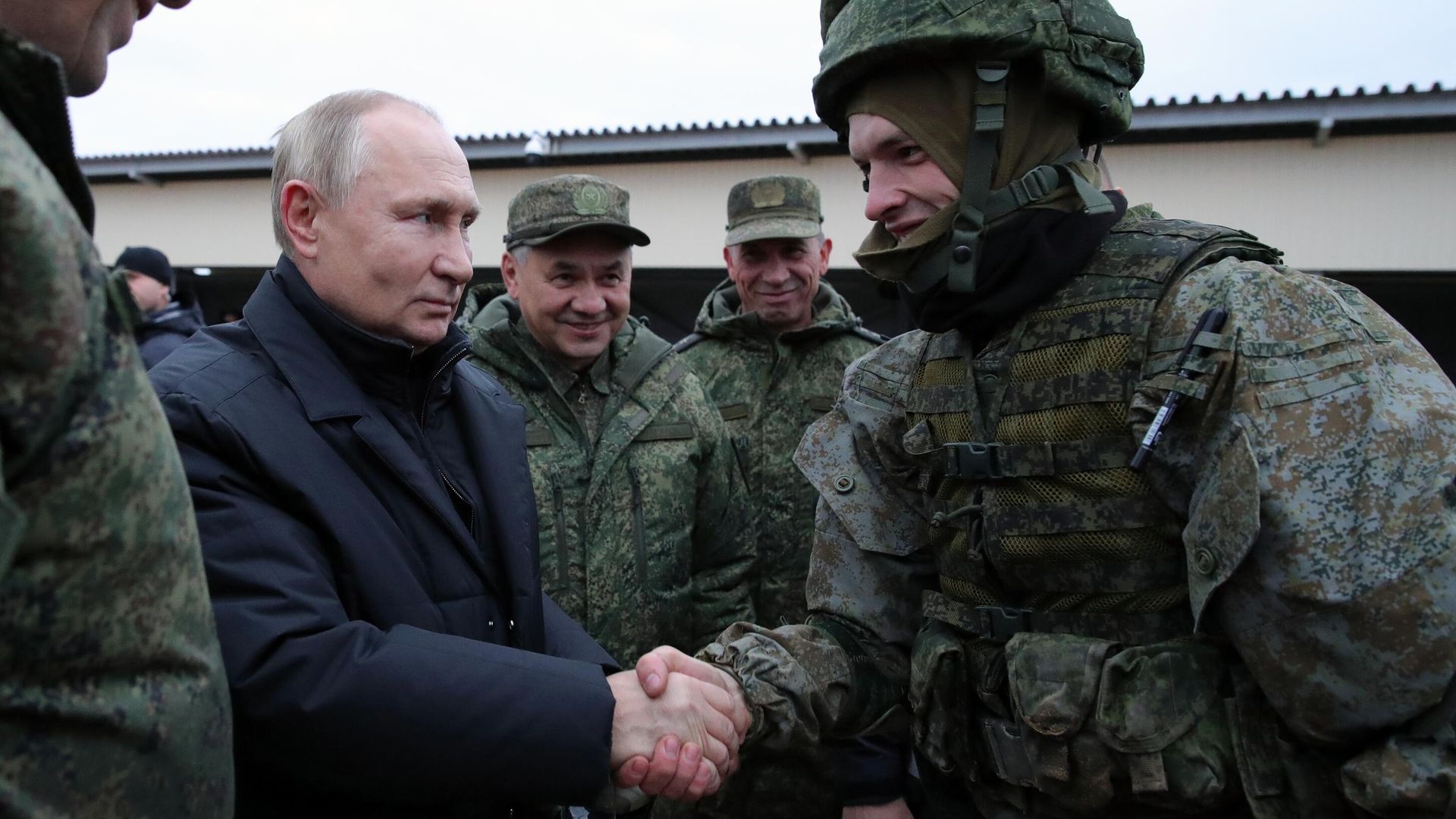 Верховный Главнокомандующий, президент РФ Владимир Путин во время посещения военного полигона Западного военного округа в Рязанской области для проверки хода подготовки мобилизованных военнослужащих Верховный Главнокомандующий, президент РФ Владимир Путин во время посещения военного полигона Западного военного округа в Рязанской области для проверки хода подготовки мобилизованных военнослужащих - РИА Новости, 1920, 21.10.2022