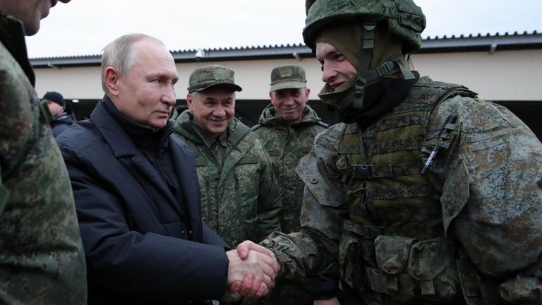 Верховный Главнокомандующий, президент РФ Владимир Путин во время посещения военного полигона Западного военного округа в Рязанской области для проверки хода подготовки мобилизованных военнослужащих Верховный Главнокомандующий, президент РФ Владимир Путин во время посещения военного полигона Западного военного округа в Рязанской области для проверки хода подготовки мобилизованных военнослужащих