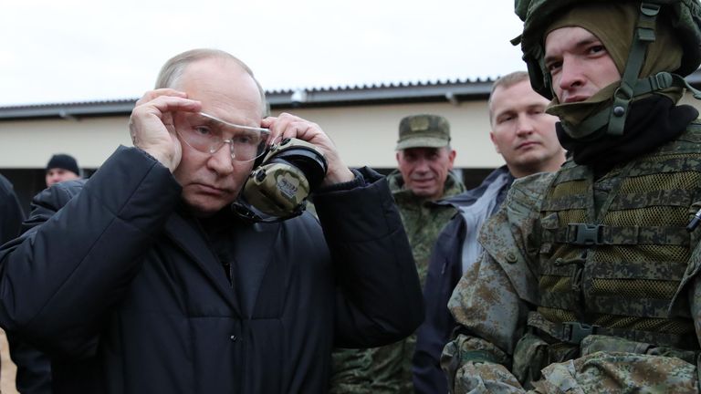 Верховный Главнокомандующий, президент РФ Владимир Путин во время посещения военного полигона Западного военного округа в Рязанской области для проверки хода подготовки мобилизованных военнослужащих Верховный Главнокомандующий, президент РФ Владимир Путин во время посещения военного полигона Западного военного округа в Рязанской области для проверки хода подготовки мобилизованных военнослужащих