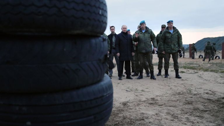 Верховный Главнокомандующий, президент РФ Владимир Путин во время посещения военного полигона Западного военного округа в Рязанской области для проверки хода подготовки мобилизованных военнослужащих Верховный Главнокомандующий, президент РФ Владимир Путин во время посещения военного полигона Западного военного округа в Рязанской области для проверки хода подготовки мобилизованных военнослужащих