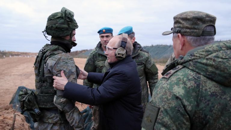 Верховный Главнокомандующий, президент РФ Владимир Путин во время посещения военного полигона Западного военного округа в Рязанской области для проверки хода подготовки мобилизованных военнослужащих Верховный Главнокомандующий, президент РФ Владимир Путин во время посещения военного полигона Западного военного округа в Рязанской области для проверки хода подготовки мобилизованных военнослужащих