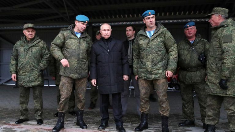 Верховный Главнокомандующий, президент РФ Владимир Путин во время посещения военного полигона Западного военного округа в Рязанской области для проверки хода подготовки мобилизованных военнослужащих Верховный Главнокомандующий, президент РФ Владимир Путин во время посещения военного полигона Западного военного округа в Рязанской области для проверки хода подготовки мобилизованных военнослужащих