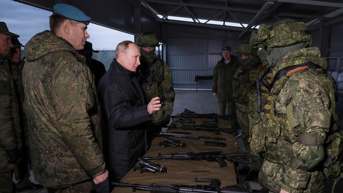 Верховный Главнокомандующий, президент РФ Владимир Путин во время посещения военного полигона Западного военного округа в Рязанской области Верховный Главнокомандующий, президент РФ Владимир Путин во время посещения военного полигона Западного военного округа в Рязанской области - РИА Новости, 1920, 21.10.2022