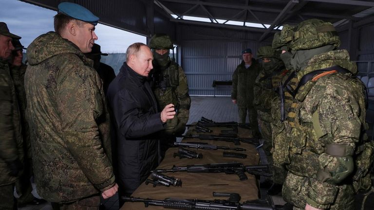 Верховный Главнокомандующий, президент РФ Владимир Путин во время посещения военного полигона Западного военного округа в Рязанской области Верховный Главнокомандующий, президент РФ Владимир Путин во время посещения военного полигона Западного военного округа в Рязанской области